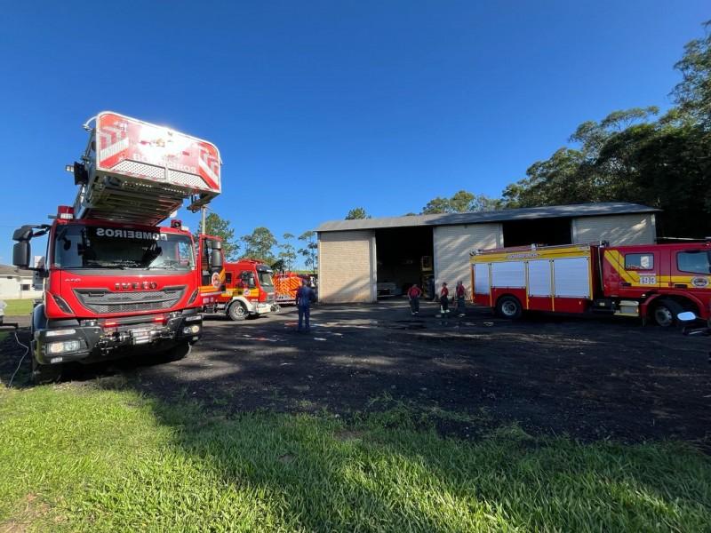 Içara: bombeiros combatem incêndio em depósito de produtos de limpeza 