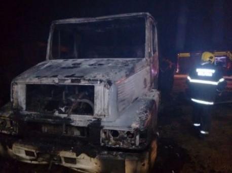 Caminhão pega fogo dentro de galpão industrial