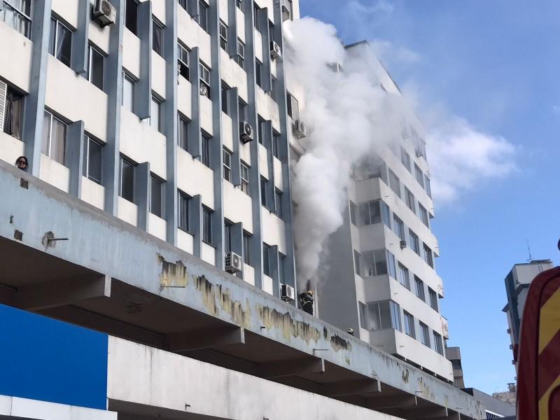 Incêndio em prédio: moradores feridos são retirados de apartamentos pela PM