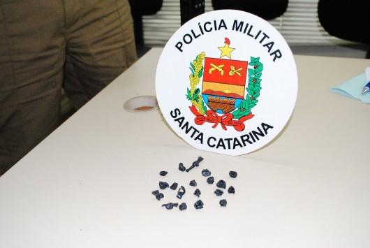 Adolescente é flagrado com crack dentro da escola