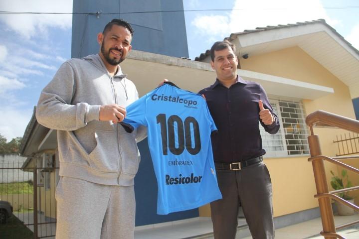 Luiz doa camisa número 100 para instituição de caridade