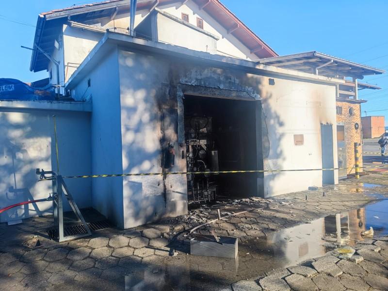 Bombeiros combatem incêndio em posto de combustíveis na SC-290 em São João do Sul 