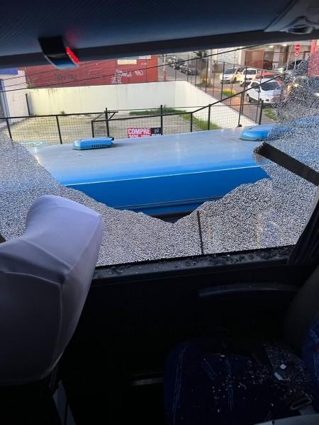 Ônibus com delegação do Tigre tem vidros quebrados ao bater em galhos de árvores; veja fotos