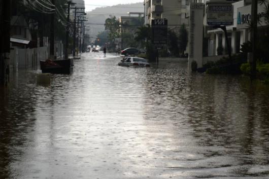 Céu escuro e chuva forte assustam moradores e causam alagamentos em Criciúma