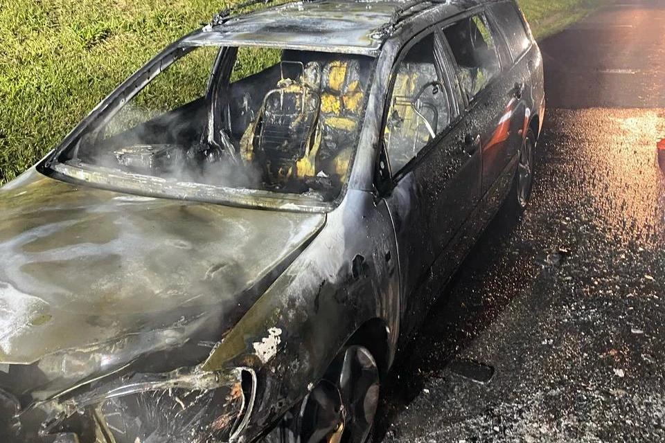 Carro pega fogo em rodovia de Içara