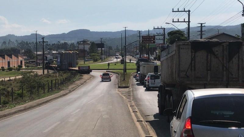 Transporte de transformador causa lentidão no trânsito em Siderópolis 