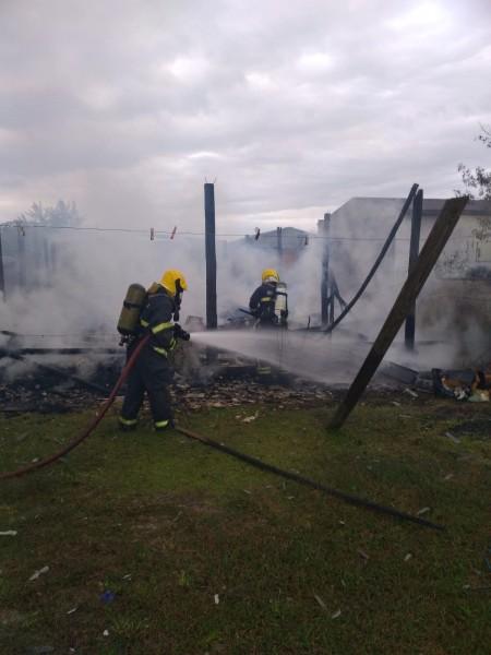 Residência é destruída por incêndio em Balneário Arroio do Silva
