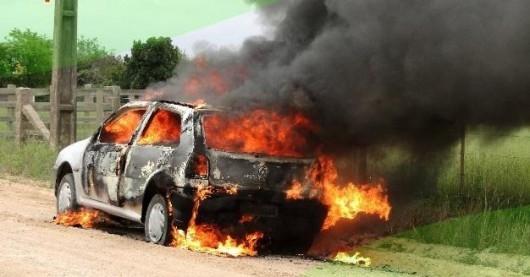 Carro pega fogo na área central de Jaguaruna