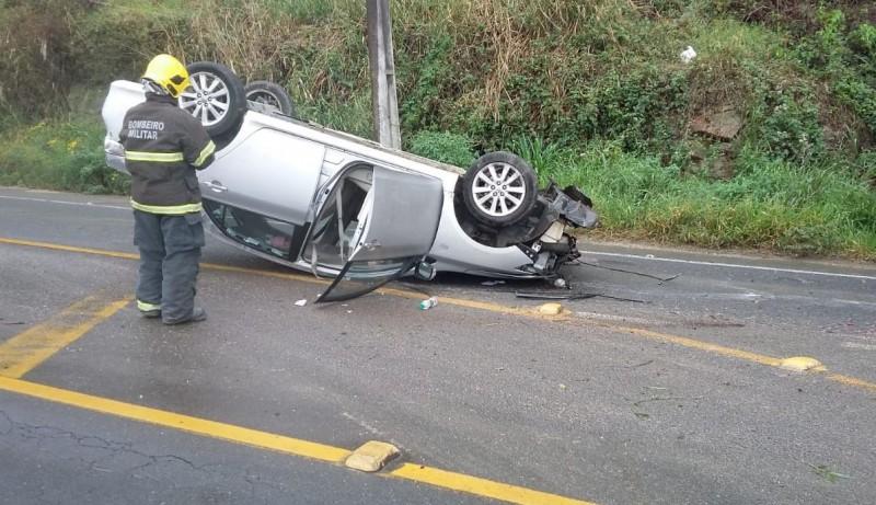 Motorista fica ferido após capotamento em Armazém