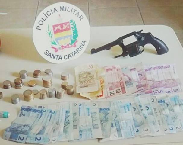 Dupla é detida pela PM após assalto a supermercado