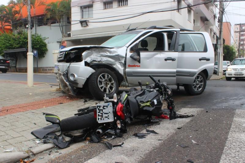 Motociclista fica ferido após colisão no Centro de Criciúma