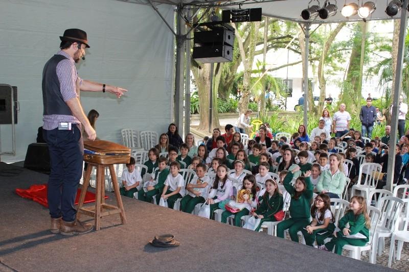 Contação de histórias anima público na Praça Nereu Ramos