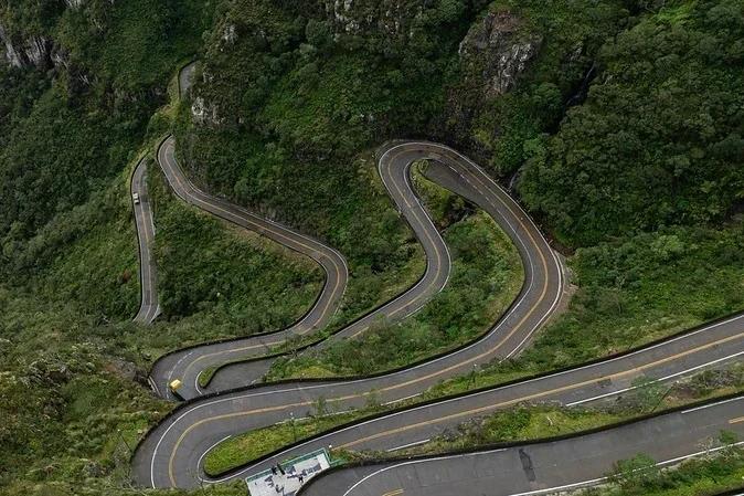 Serra do Rio do Rastro é interditada após acidente entre carro e caminhão
