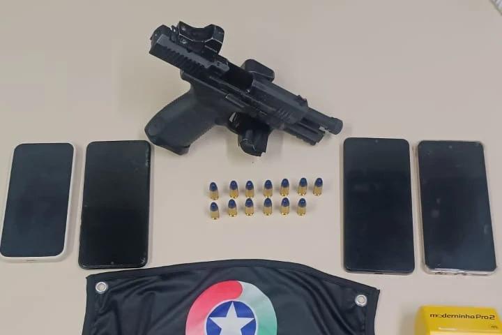 PM apreende pistola carregada durante operação em Criciúma; três jovens foram detidos