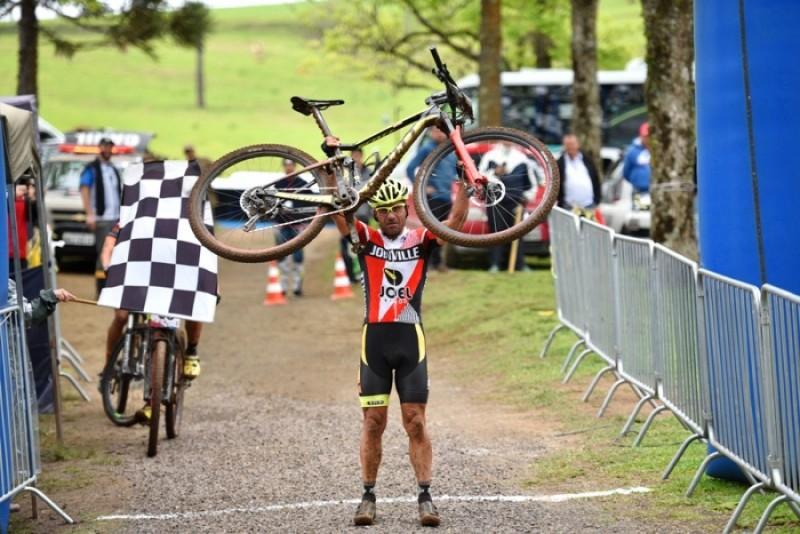 Maninho, ex-Criciúma, vence no ciclismo em Lages