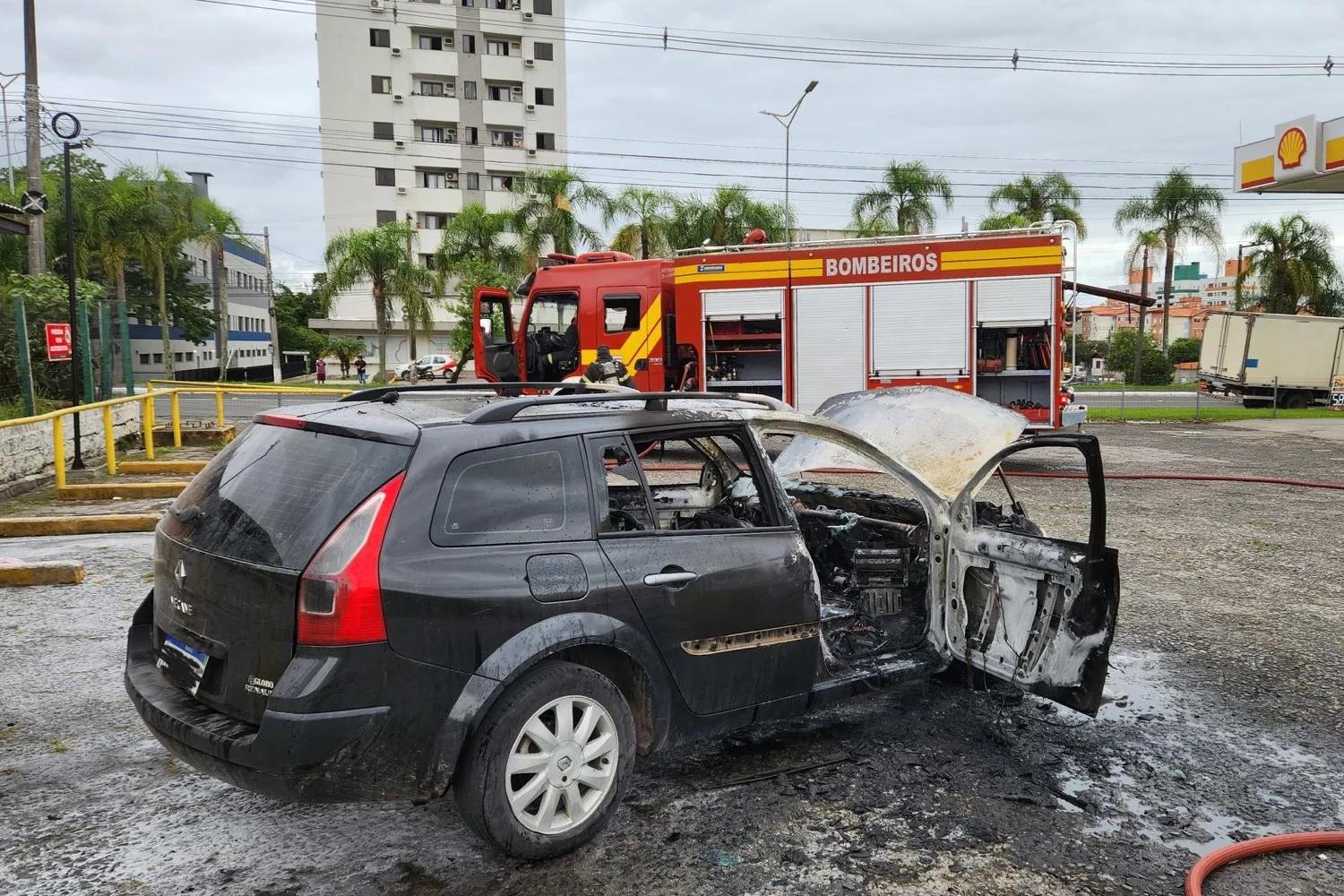 Criciúma: carro tem a frente destruída por incêndio