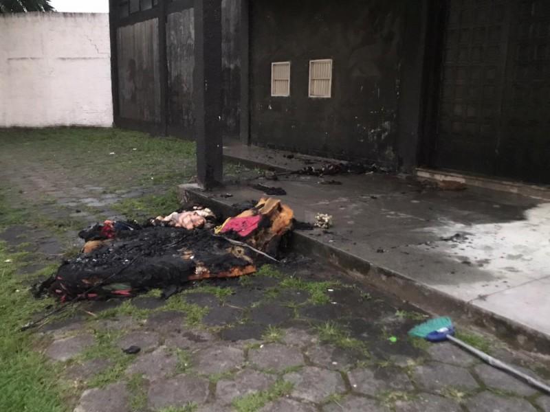 Corpo de Bombeiros combate incêndio na lateral no ginásio Colombo Machado Salles