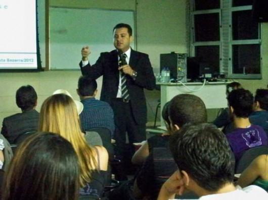 Delegado discute pirataria de medicamentos na Unisul de Tubarão