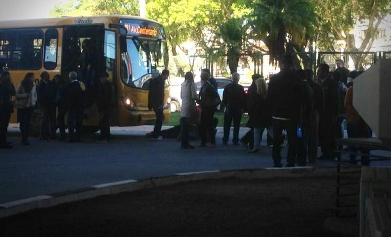 Ao passar pelo acesso exclusivo aos ônibus, homem é atropelado 