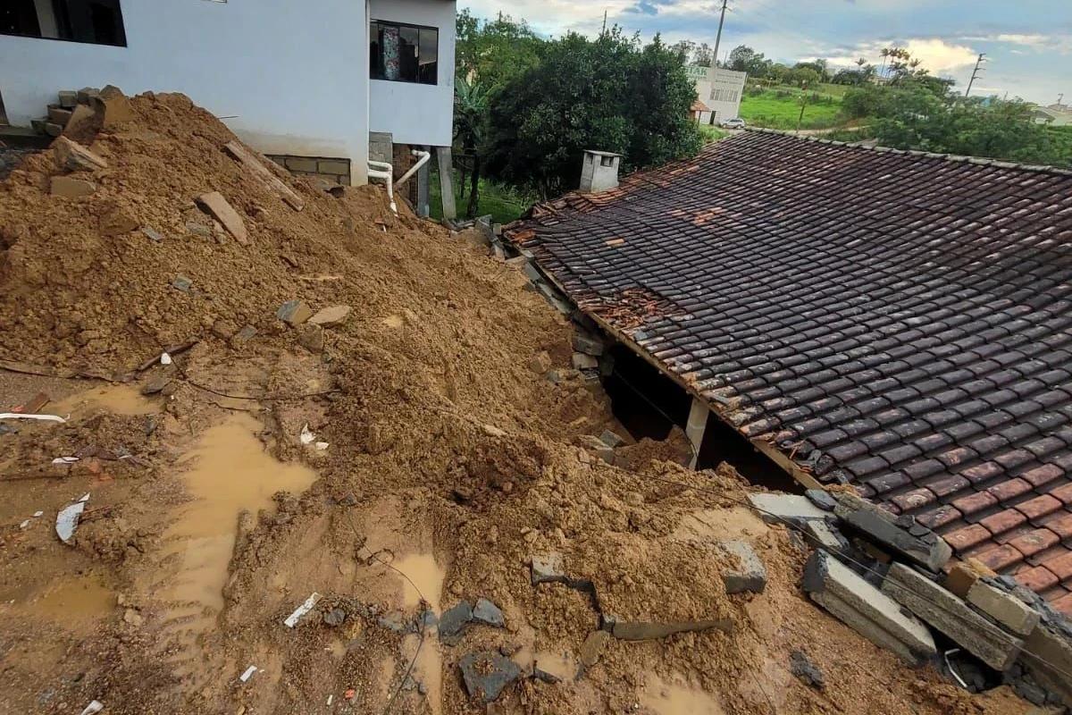 Família é levada para casa de parentes após muro cair sobre residência