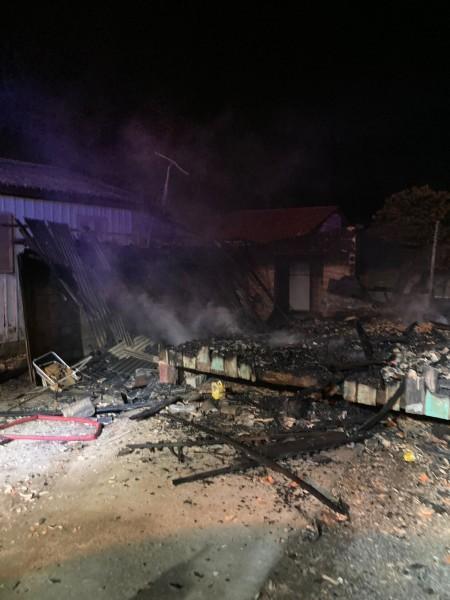Residência é destruída por incêndio em Jaguaruna 
