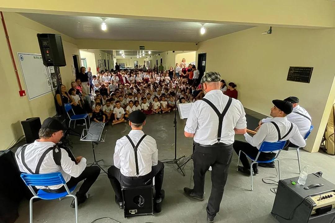 Escolas de Morro da Fumaça recebem apresentações do projeto "Una Giornata Italiana a Scuola"