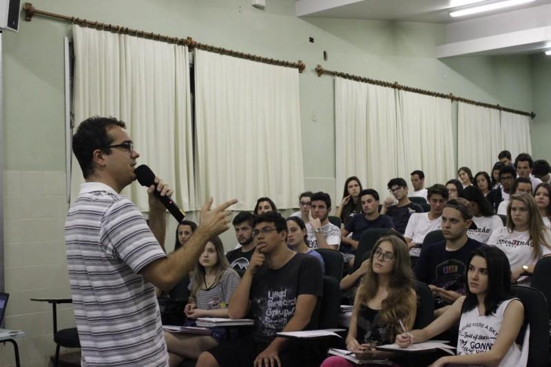 Pré-vestibular auxilia alunos no aprofundamento de conteúdos