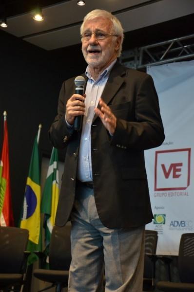 Sr. Dinheiro realiza palestra sobre economia em Criciúma