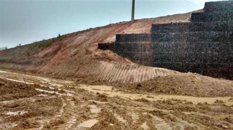 Lama e água em trecho inacabado da Via Rápida dificultam o trânsito