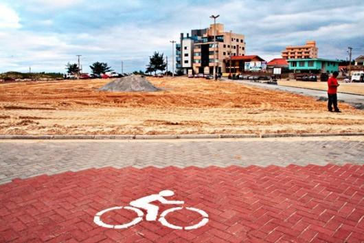 Ciclistas têm área de tráfego sinalizada na orla de Laguna