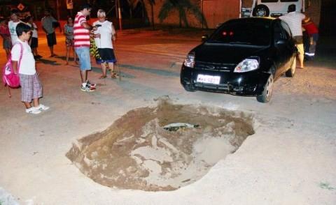 Em Capivari de Baixo, automóvel cai em cratera na rua