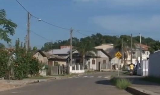 Populares jogam pedras contra policiais no Renascer e são contidos com tiros de borracha, em Criciúma