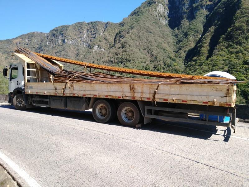 PMRv flagra caminhão com excesso de peso na Serra do Rio do Rastro