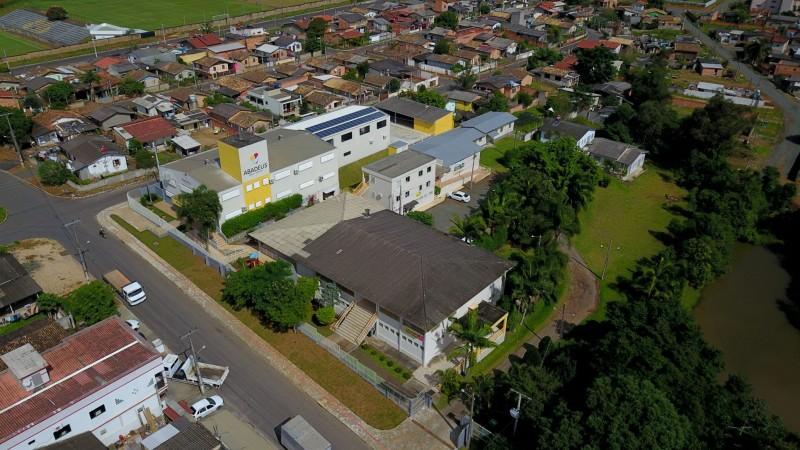 Abadeus atende crianças, jovens e adultos em oficinas de capacitação profissional e projetos sociais