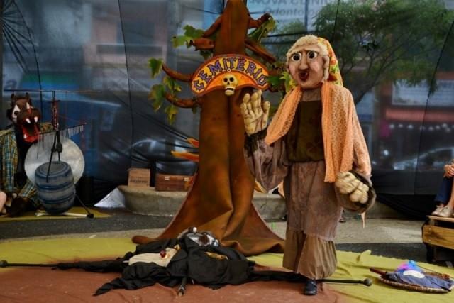 Teatro de Rua com bonecos gigantes é atração no Morro dos Conventos