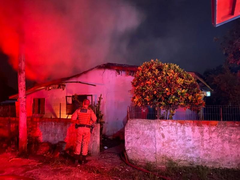 Fogo destrói casa em Araranguá