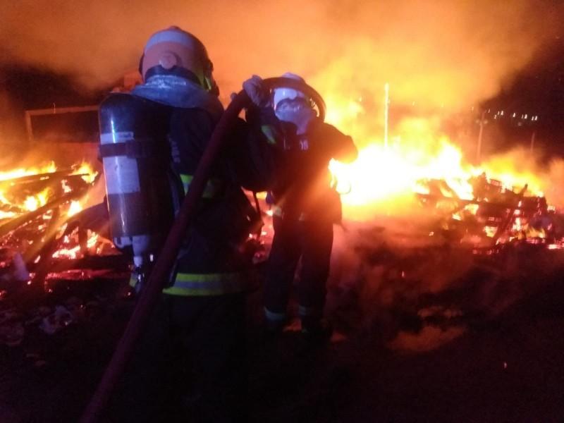 Residência é tomada por chamas em Sangão 