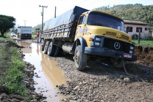 Caminhão fica preso em atoleiro 