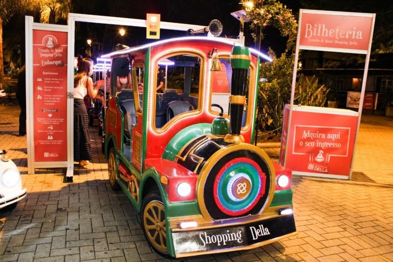 Mini locomotiva de Natal vira atração no Shopping Della