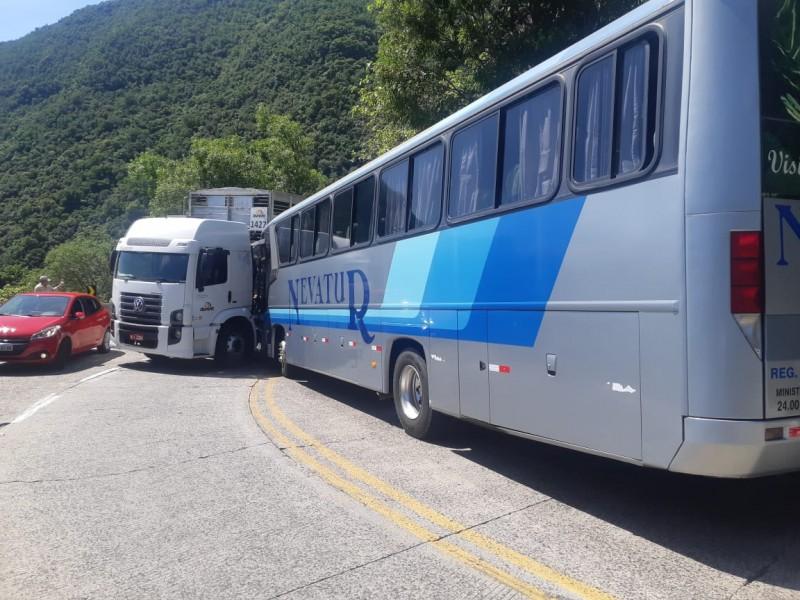 Colisão entre ônibus e caminhão é registrada na Serra do Rio do Rastro