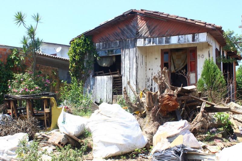 Moradores do bairro Paraíso reclamam de casa abandonada e acúmulo de lixo  