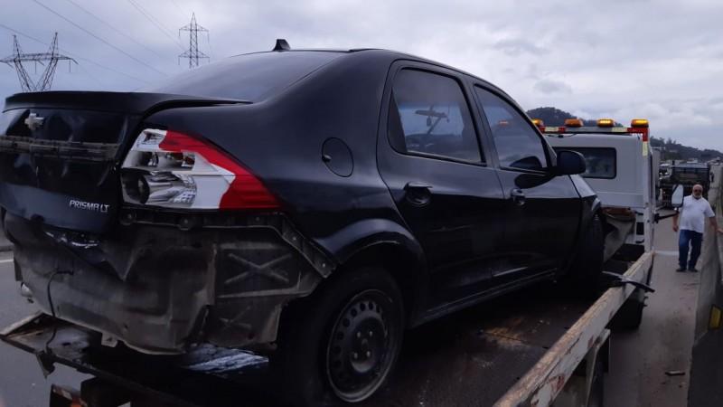 Colisão entre carro e caminhão é registrada na BR-101 em Capivari de Baixo 