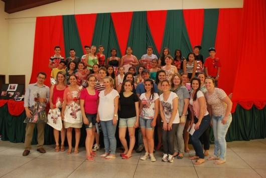 Colaboradores da La Moda presenteiam alunos do projeto Lança Talentos 