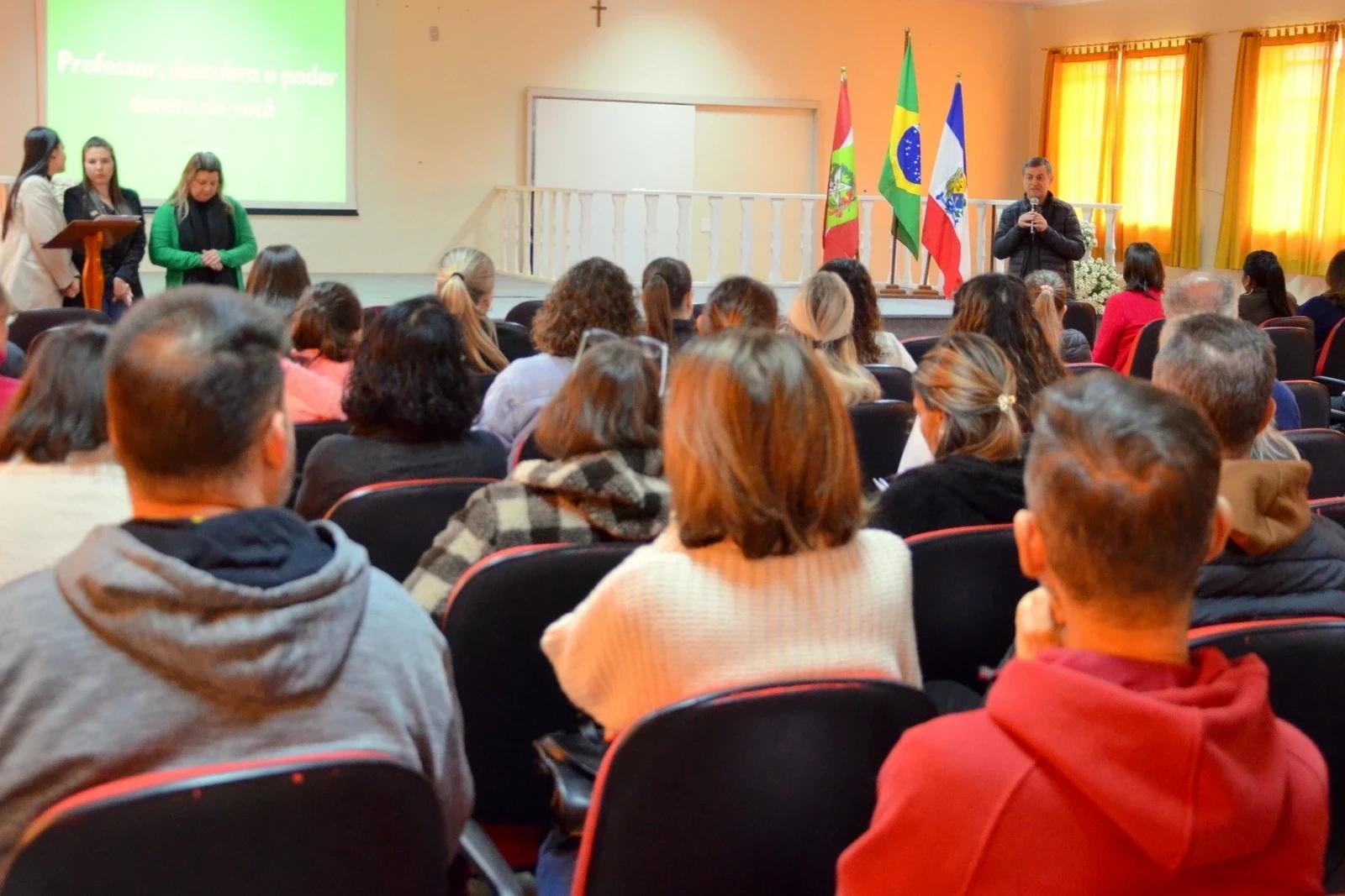 Semana pedagógica: profissionais da educação passam por formação sobre inteligência emocional