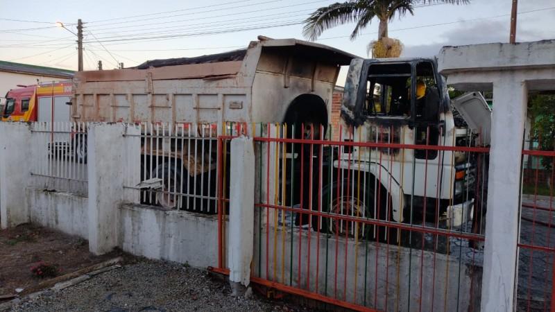 Bombeiros combatem incêndio em cabine de caminhão