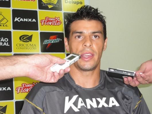 Douglas encara com naturalidade a missão de substituir Zé Carlos