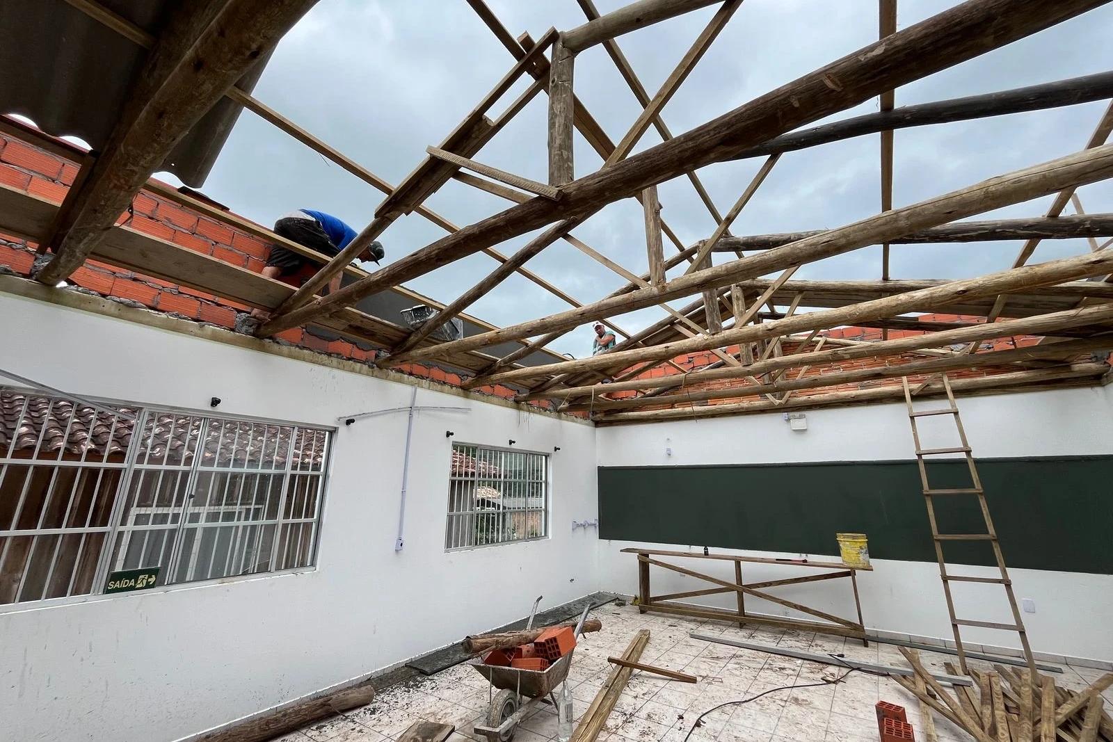 Telhado de escola danificado em vendaval recebe reparos em Urussanga