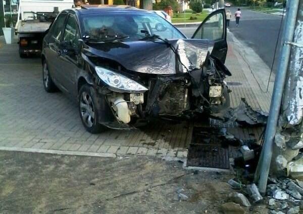 Motorista colide veículo em poste e destrói parte dianteira