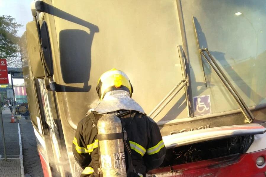 Ônibus escolar pega fogo em Criciúma e mobiliza bombeiros