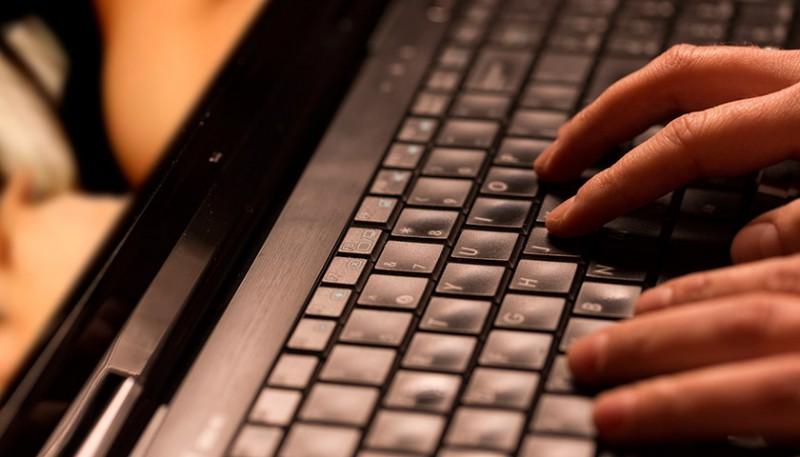 Polícia Federal prende homem com material de pornografia infantil em Criciúma 